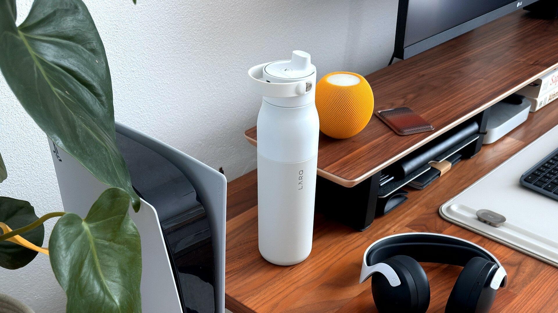 Desk shelf